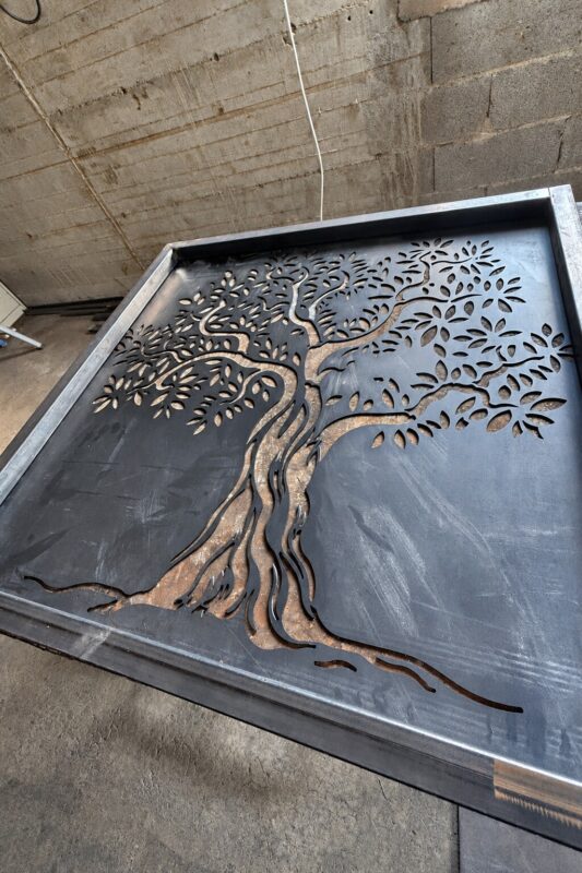 Panneau d’acier encadré découpé à motif d’arbre